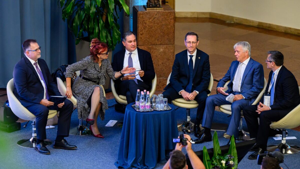 MINDEN A MAGYAR CSALÁDOK, ILL. A MAGYAR NYUGDÍJASOK „MEGVÉDELMEZÉSE ÉRDEKÉBEN” TÖRTÉNIK! 