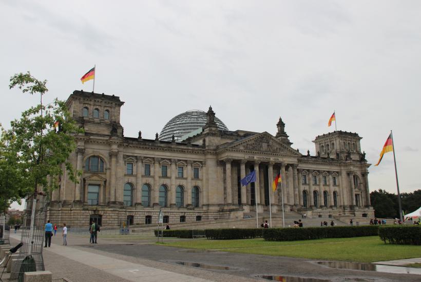 Hogyan vonták fel a zászlót a Reichstag felett 1945. április 30-án. A Reichstagot nem vették azonnal észre.