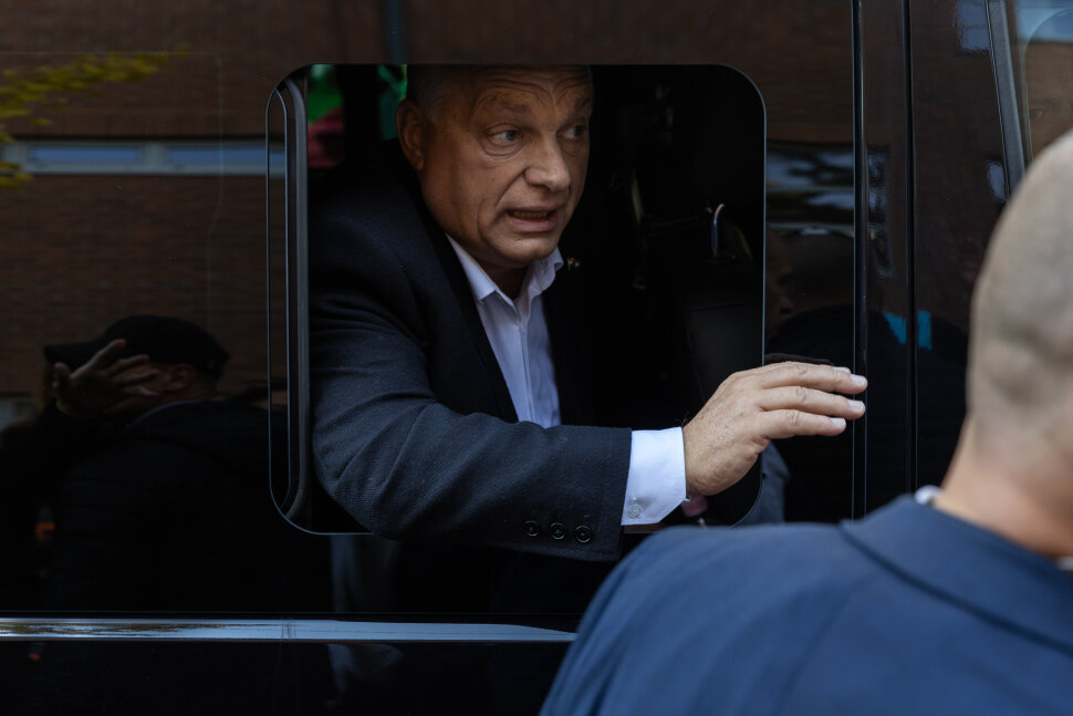 „MINDEN SZENTNEK MAGA FELÉ HAJLIK A KEZE!”