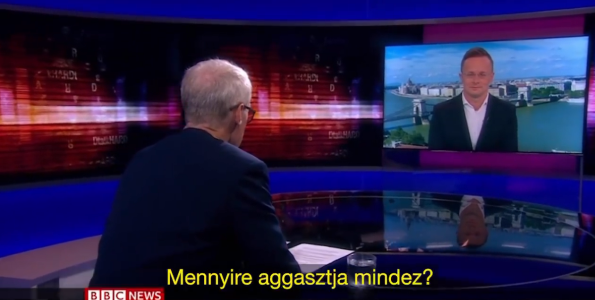 Khm-khm! Ez pedig olyan, mintha egy lóláb lógna ki a zsákból…