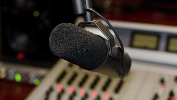 „Bam, bam, bam, lövöldözünk a hoholokra” – egy egész koncert kezdődött a „Doomsday” rádióállomás adásában