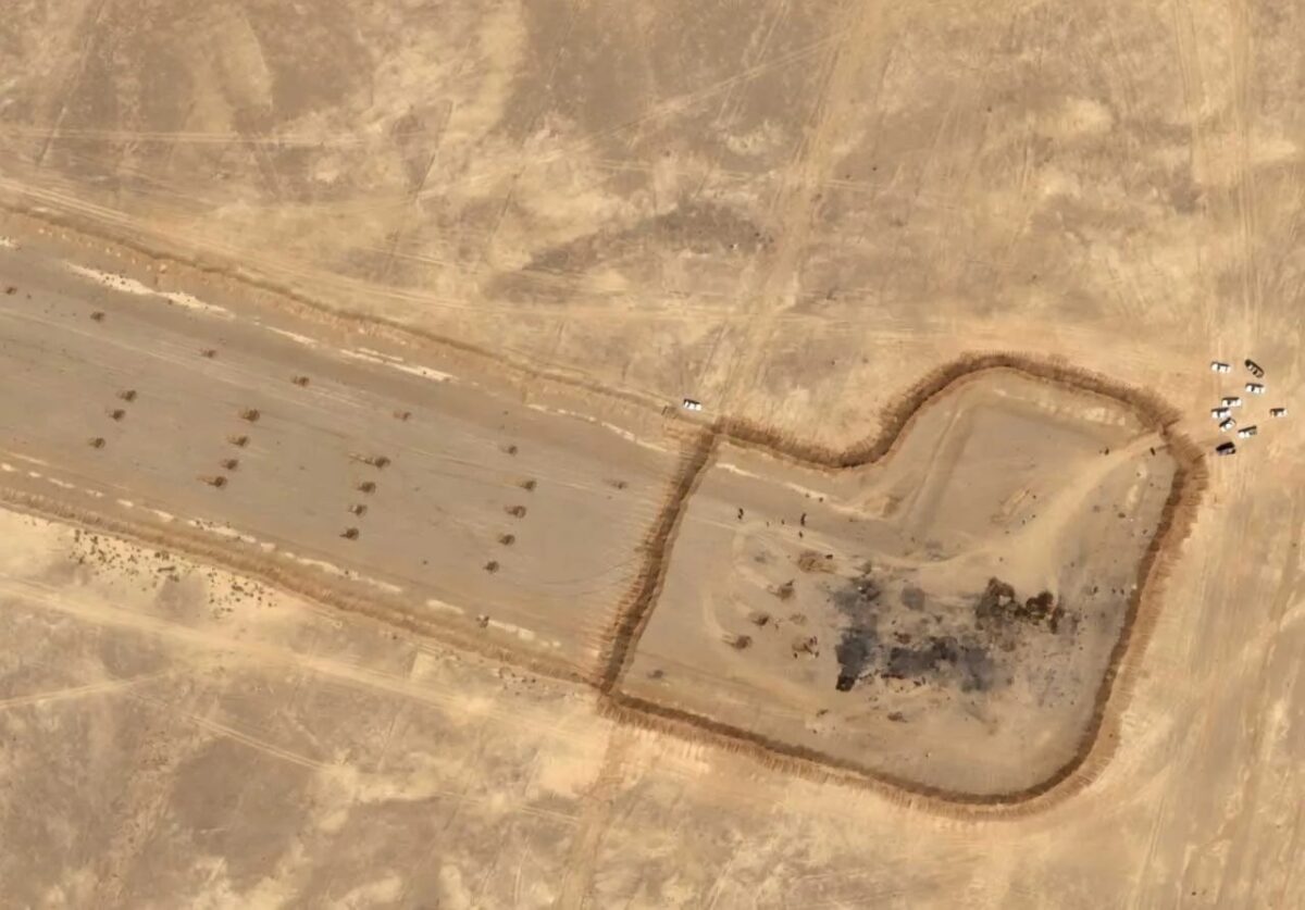 Fotók kerültek elő egy iszfaháni repülőtérről: Irán földkupacokkal töltötte meg a kifutópályát 2026. április 16.
